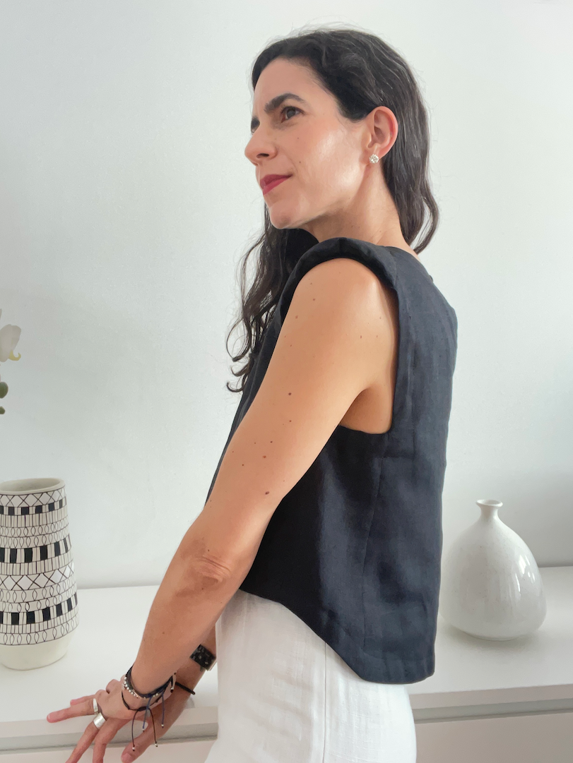 o Top Vienna em Linho Preto