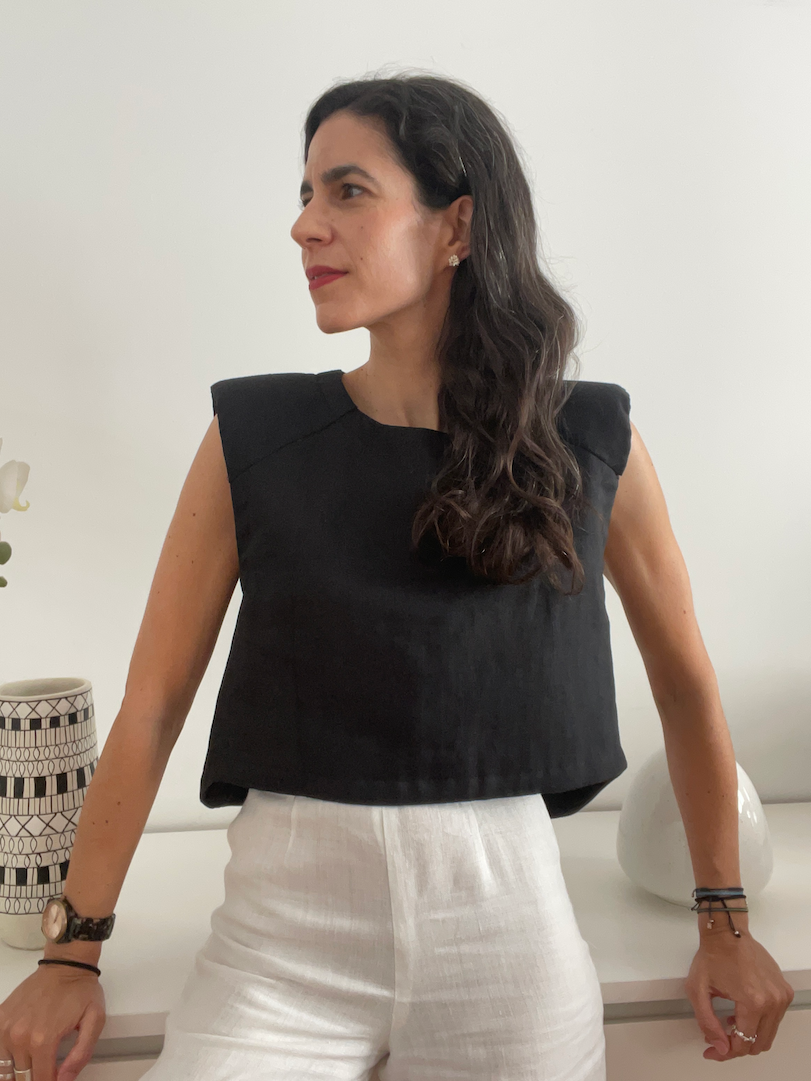 o Top Vienna em Linho Preto