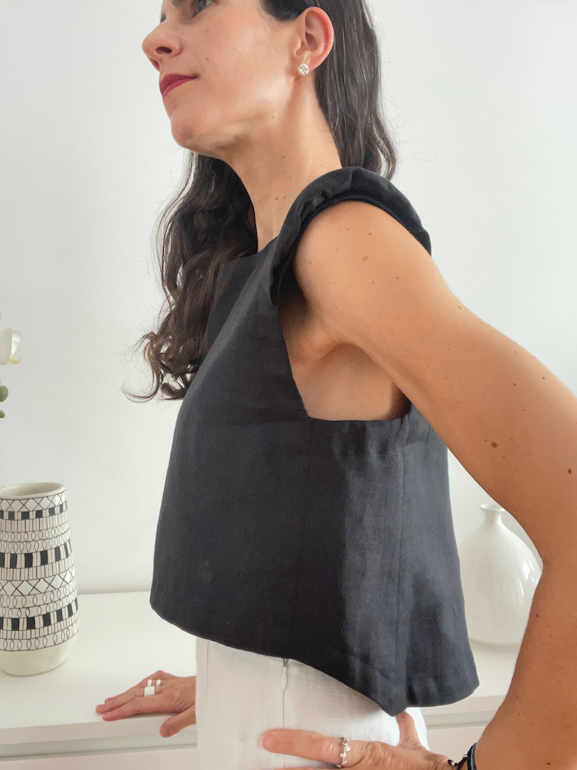 o Top Vienna em Linho Preto
