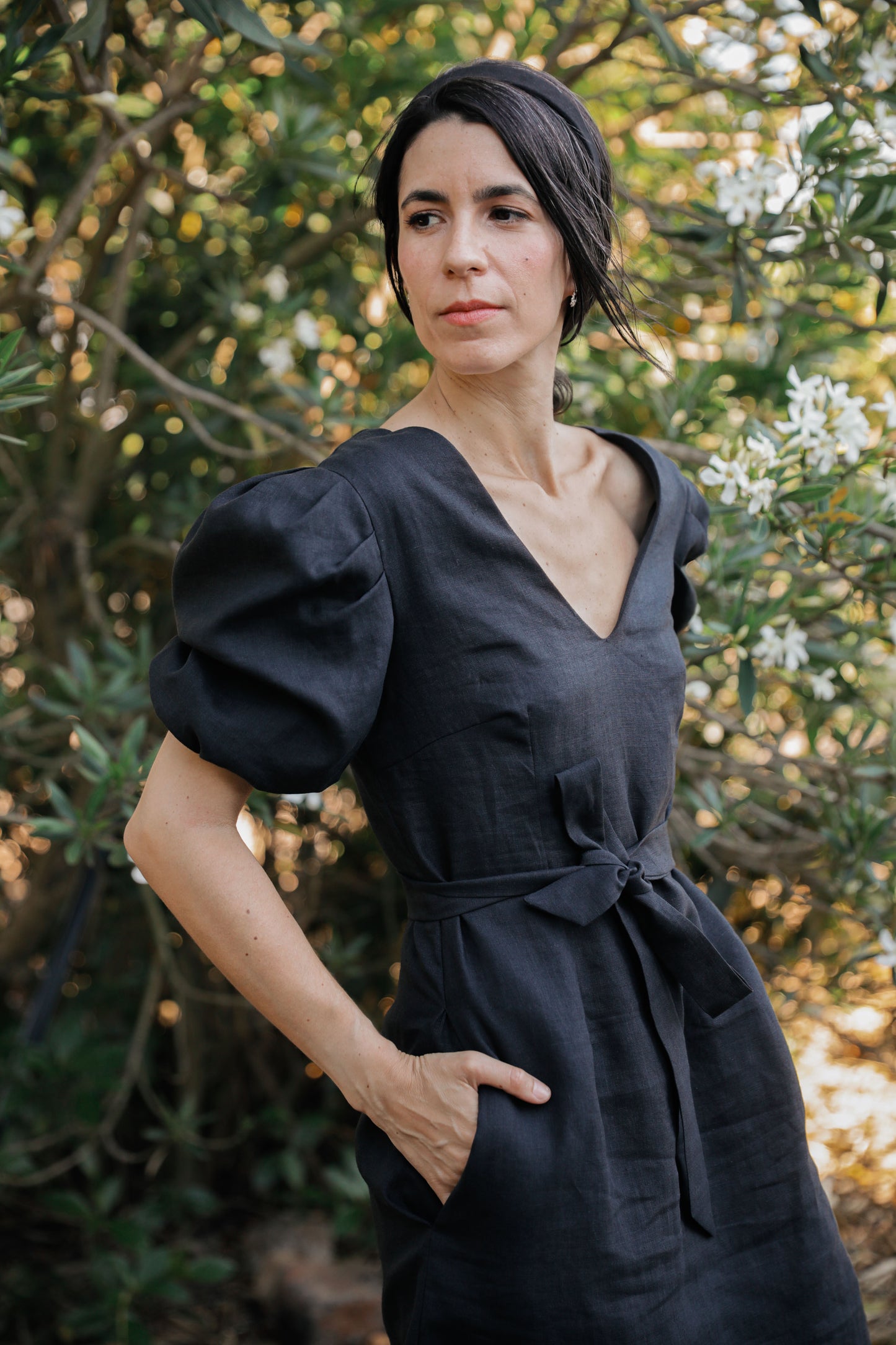 o vestido Midday em linho preto 