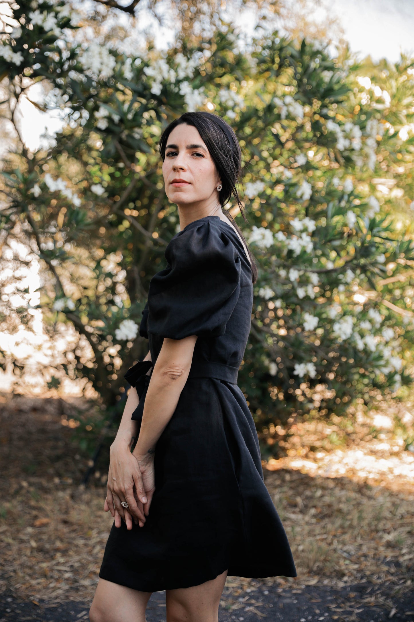 o vestido Midday em linho preto 