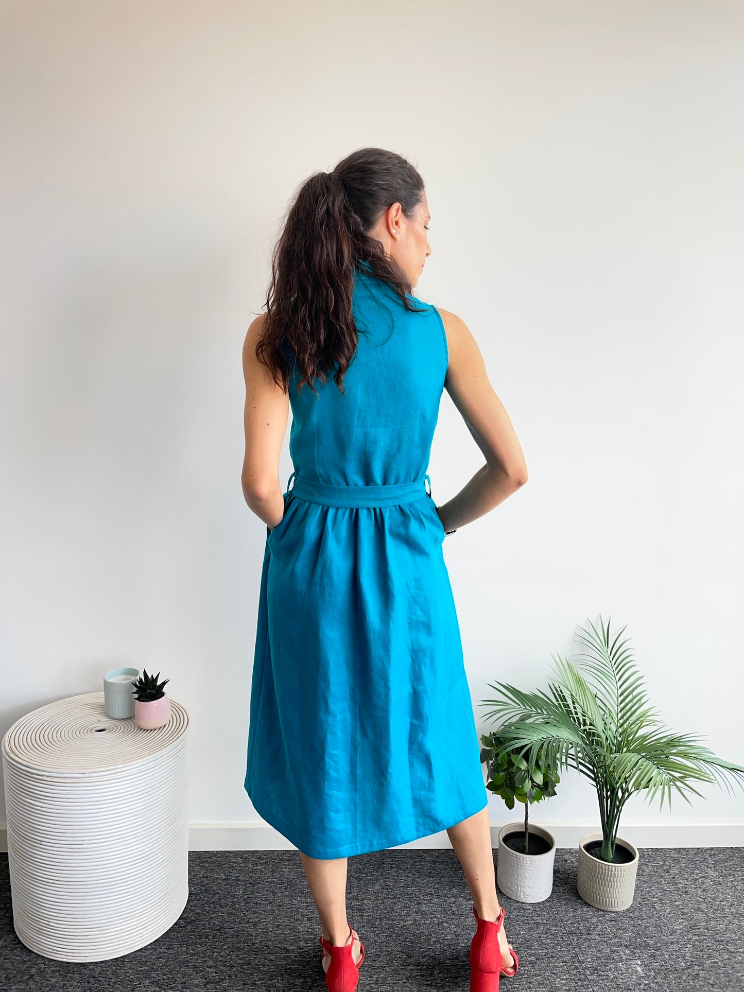 o vestido Hamptons em linho turquesa 